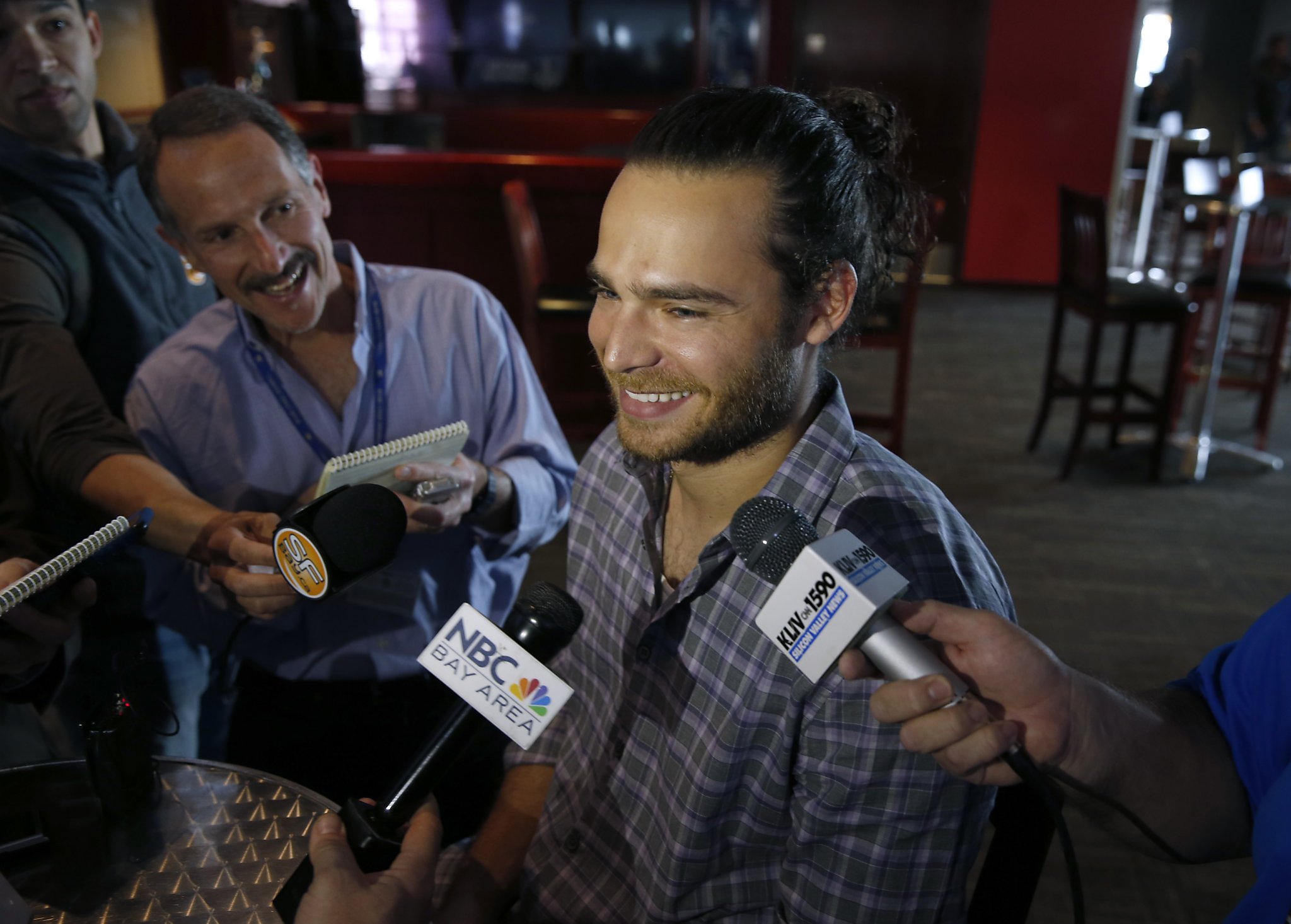 Brandon Crawford reenacts famous Candlestick Park photo in new ad