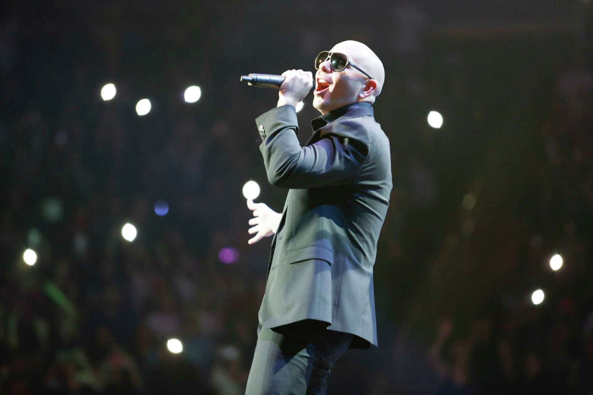 Pitbull delivers a rap show filled with energy and enthusiasm