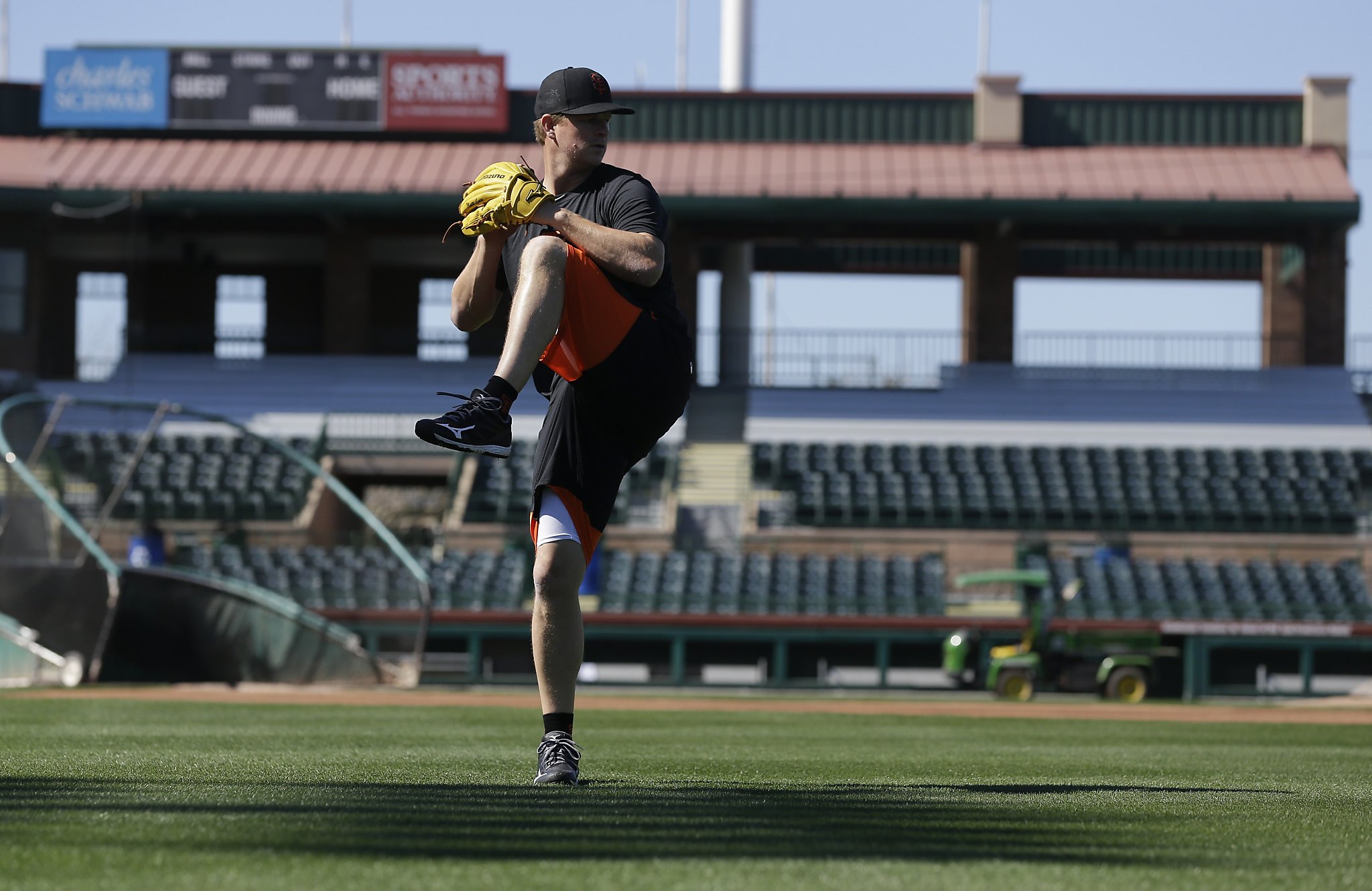 Giants manager Bruce Bochy undergoes arm surgery