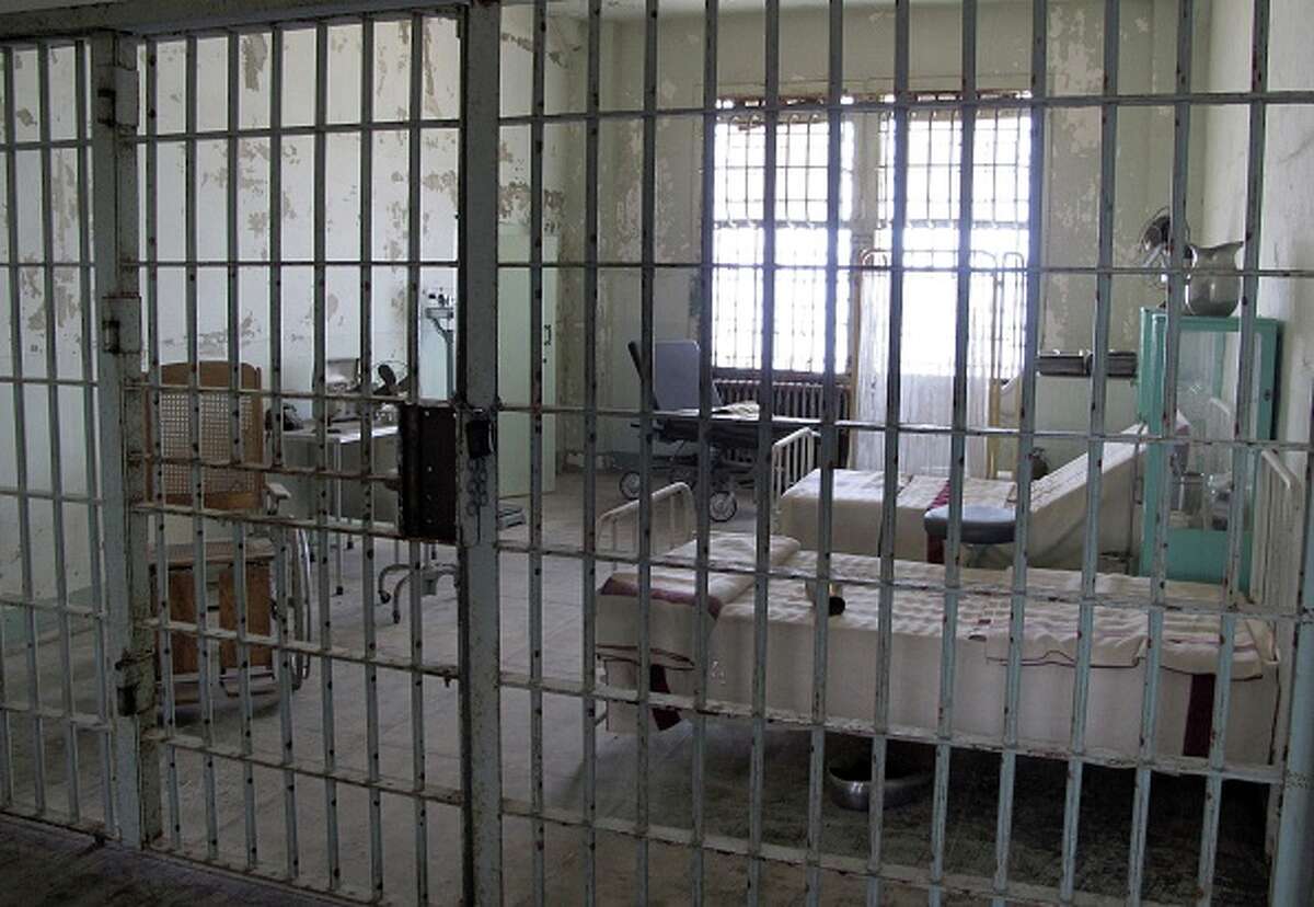 Сколько умирают в тюрьме. Музей преступности Восточный Алькатрас. Алькатрас форма надзирателей. Алькатрас фото внутри тюрьма с заложниками.