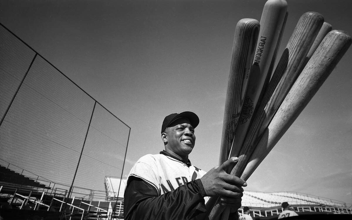 1962年2月23日，旧金山巨人队球员威利·梅斯在春季训练中看着他的球棒。(图片来源:Rogers Photo Archive/Getty Images)