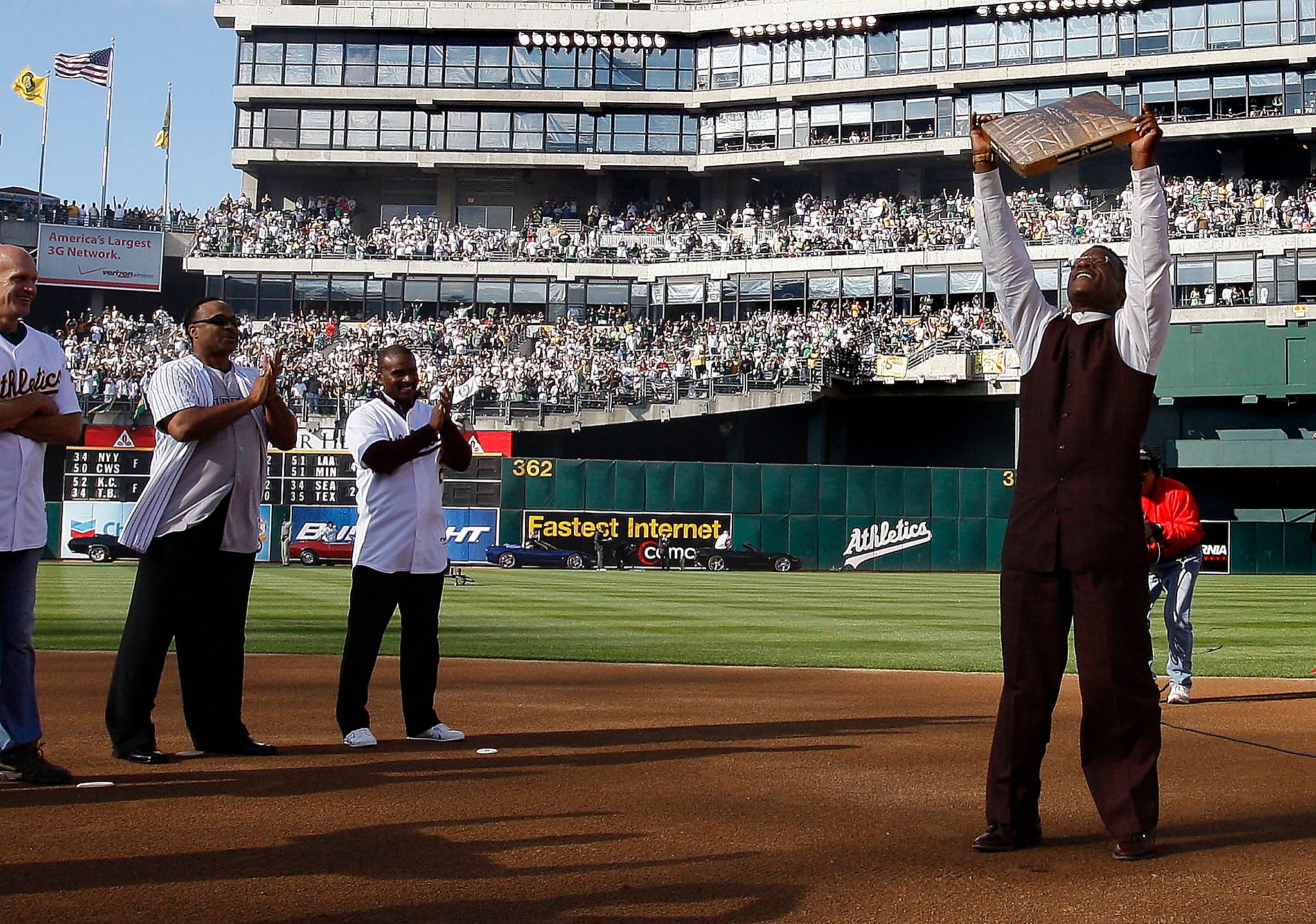 Athletics to honor Rickey Henderson by naming Coliseum field