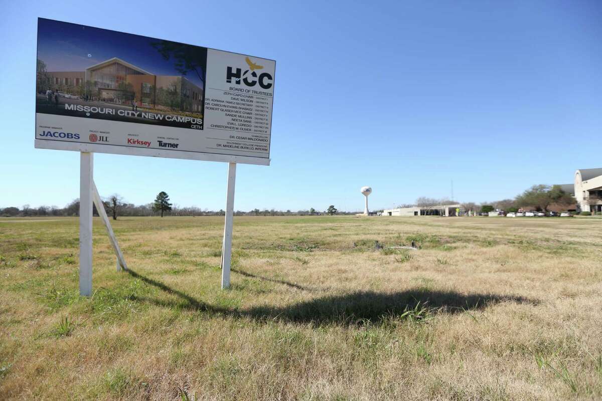 A sign near Missouri City Hall is the new location for the Houston Community College campus Wednesday, Feb. 17, 2016, in Missouri City. HCC is selling this Sienna Plantation campus and opening a new one on Texas Parkway. ( Steve Gonzales / Houston Chronicle )
