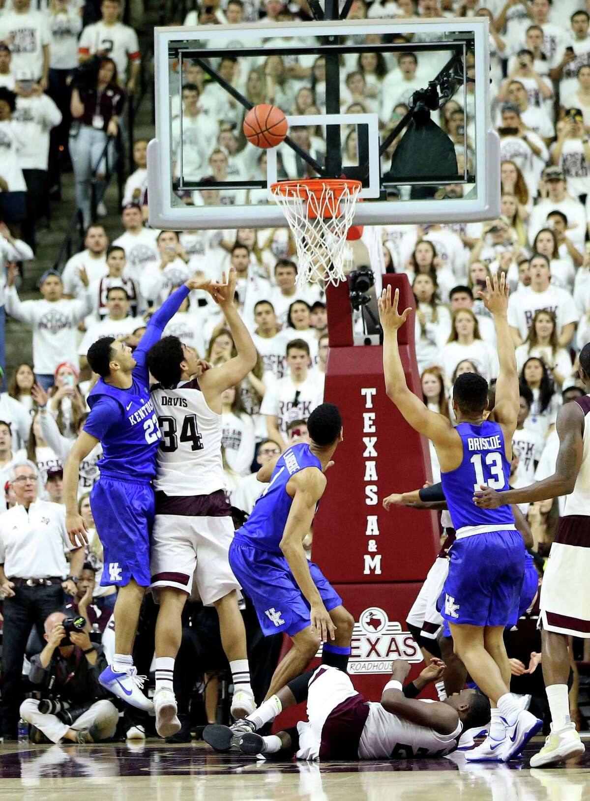 Texas A&M's Tyler Davis (34) makes a shot at the buzzer as Kentucky's Jamal Murray (23) defends during overtime of an NCAA college basketball game, Saturday, Feb. 20, 2016, in College Station, Texas. Texas A&M won 79-77. (AP Photo/Sam Craft)