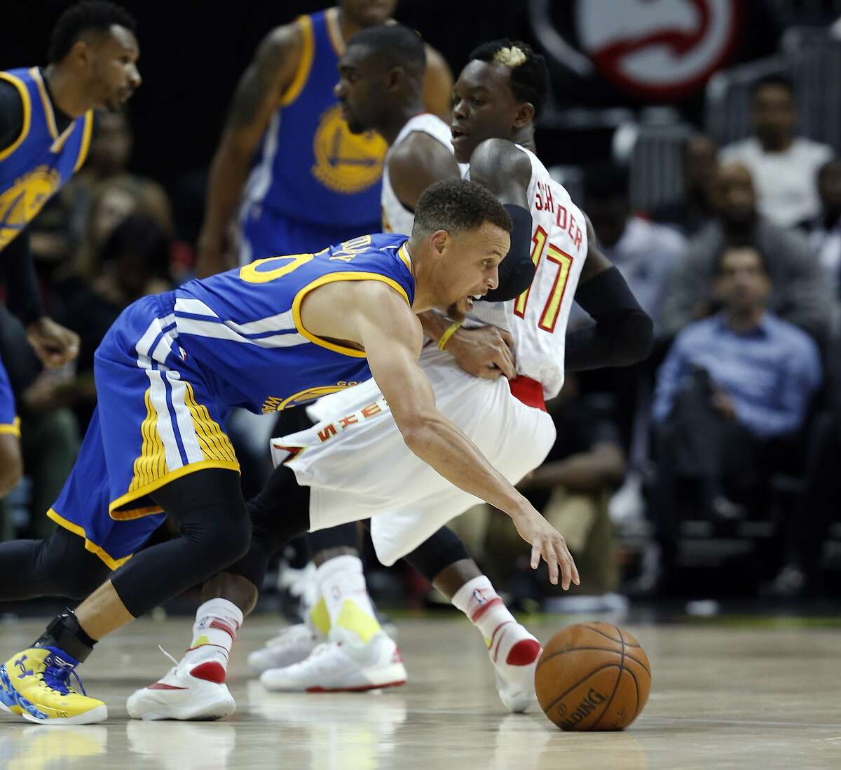 Warriors’ Stephen Curry Finishes Off Hawks In 4th