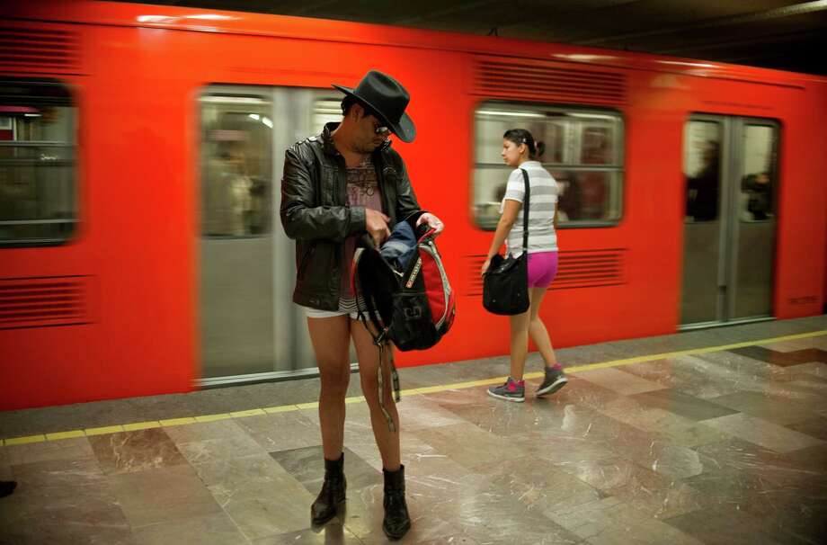 Книга продавец без штанов. Женщины в метро. Люди в метро Нью Йорка. Человек сидит в метро. Красивые ноги в метро.
