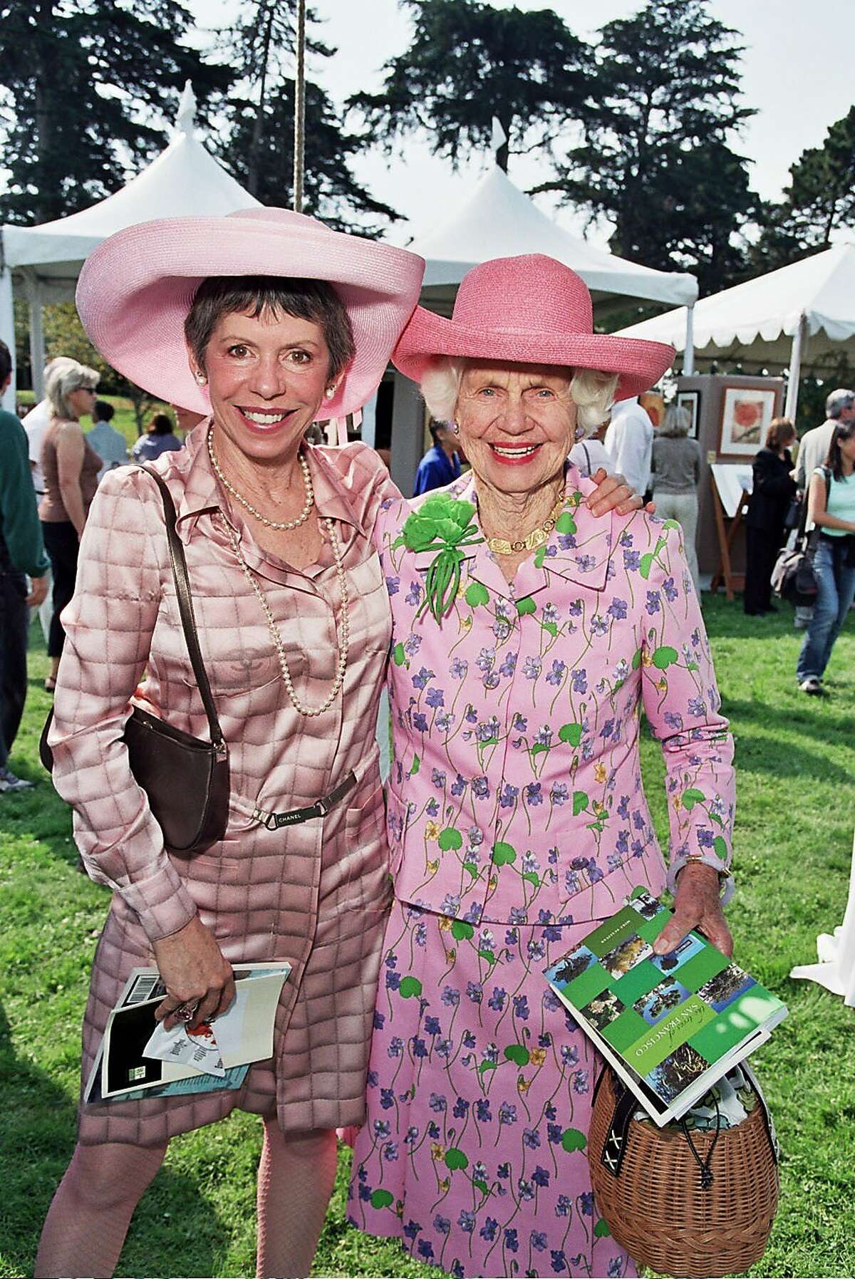 (l to R )Beatrice Bowles with her mom, Constance Peabody at the Garden Feast in the Botanical Gardens. Ran on: 11-07-2004 Ran on: 11-07-2004