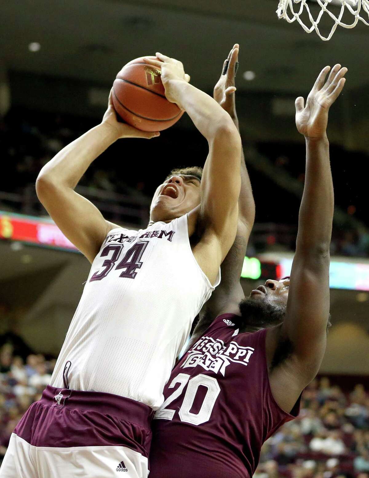 Texas A&M’s Tyler Davis, who had 15 points, shoots while being defended by Gavin Ware in the first half.