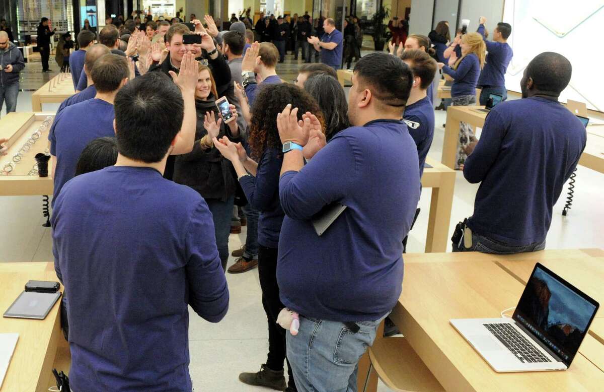New Crossgates Apple Store draws loyalists