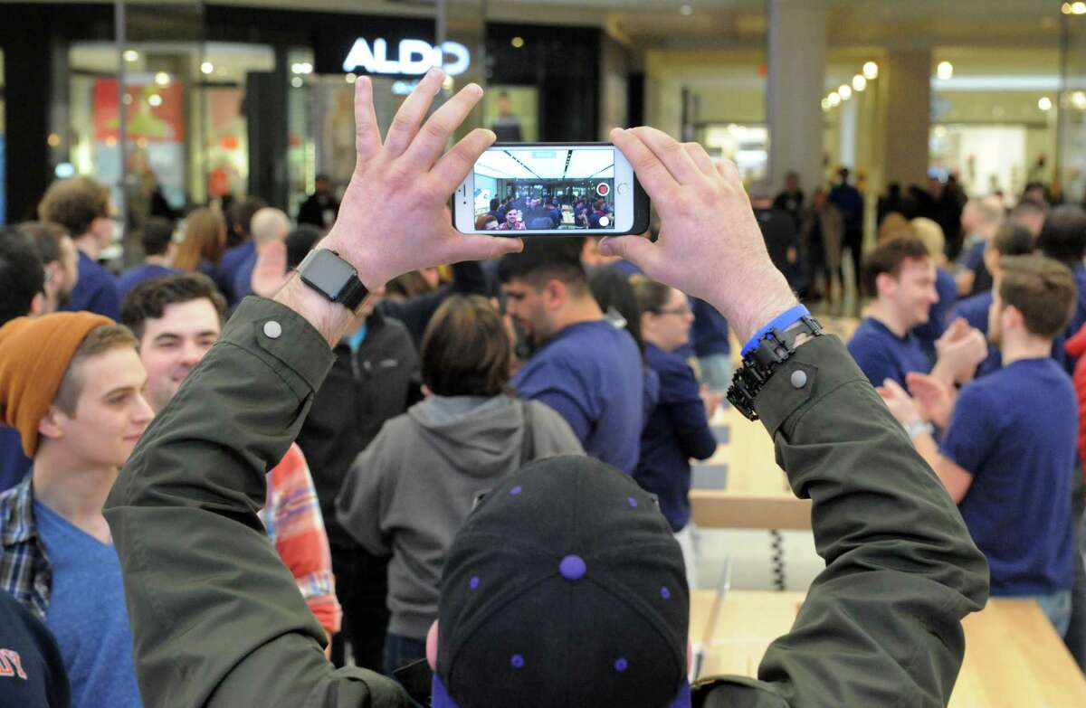 New Crossgates Apple Store draws loyalists