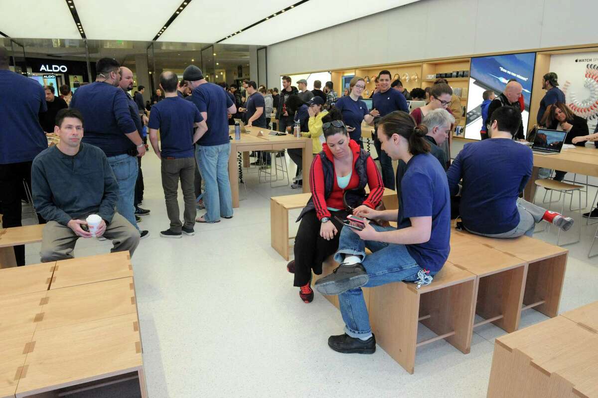 New Crossgates Apple Store draws loyalists