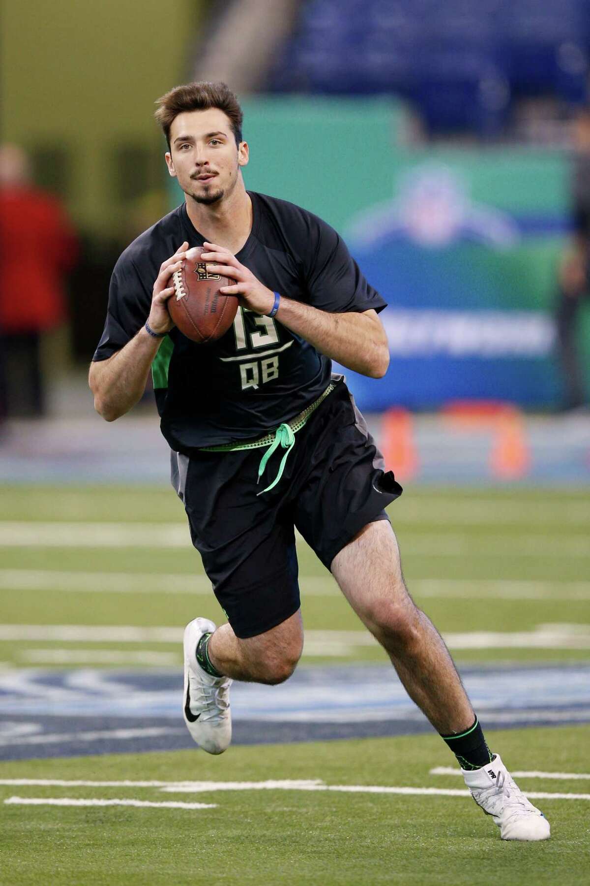 Memphis QB Paxton Lynch has impressive combine, meets with Texans