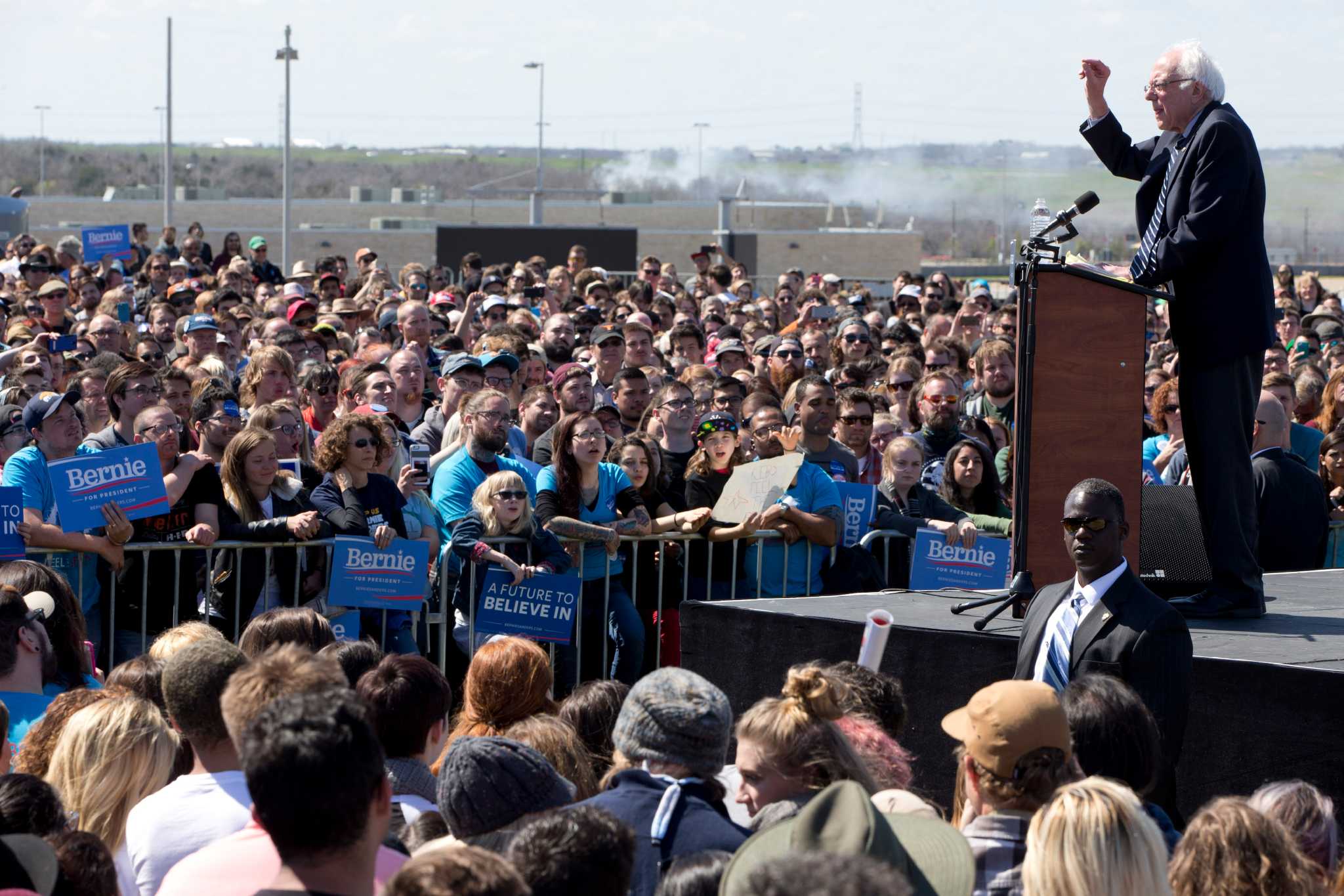 In Austin rally, Sanders gains momentum in presidential race