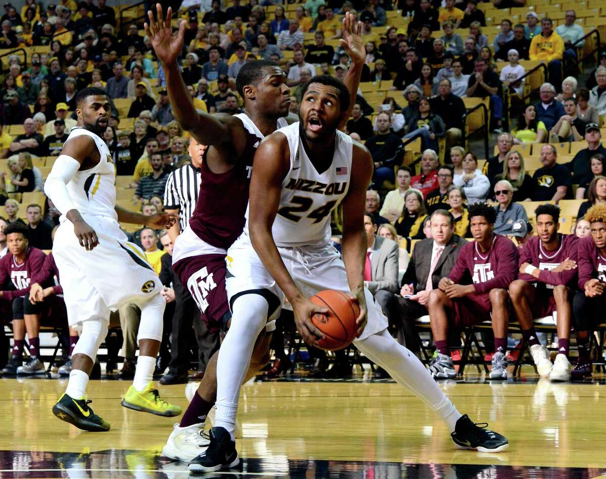 Missouri's Kevin Puryear, right, looks to the basket as Texas A&M Jale Jones defends during an NCAA college basketball game Saturday, Feb. 27, 2016, in Columbia, Mo. Texas A&M won 84-69. (Annie Rice/Columbia Missourian via AP)