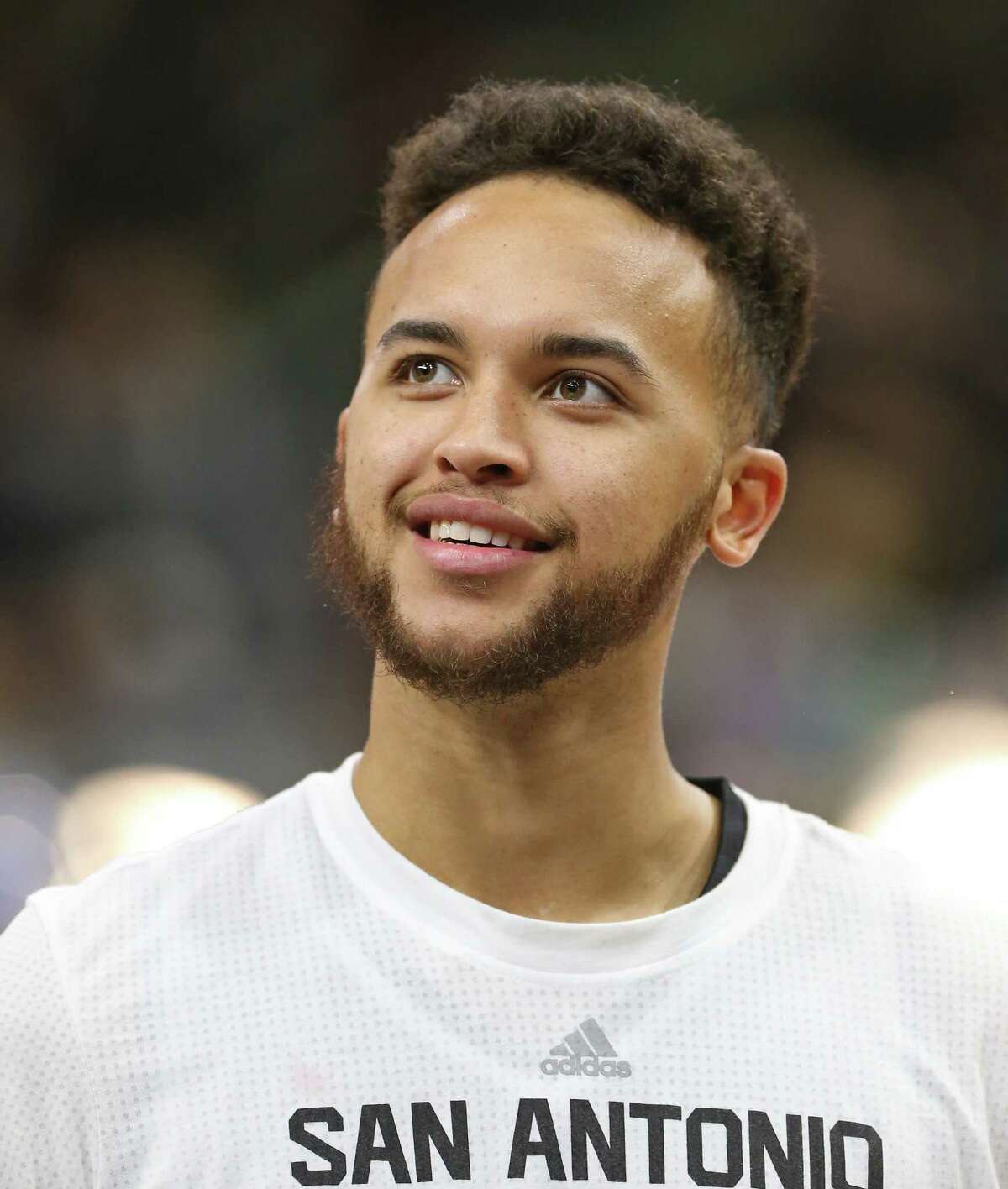 Spurs’ Kyle Anderson pauses before second half action against the Memphis Grizzlies on Nov. 21, 2015 at the AT&T Center.
