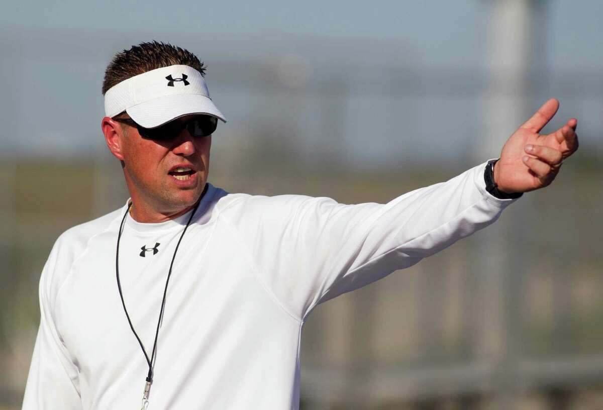 Navasota football coach Lee Fedora receives contract extension by unanimous vote