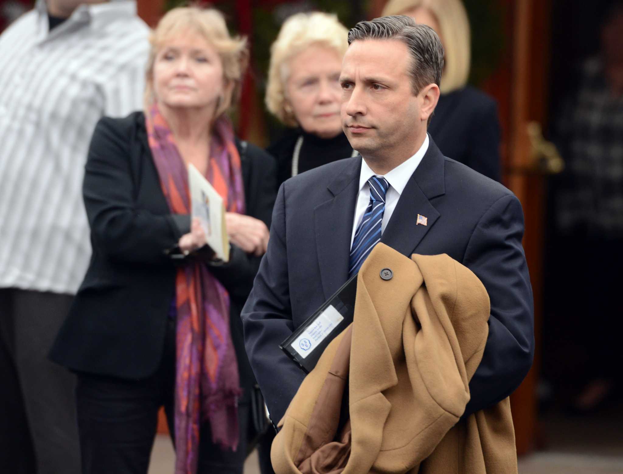 Car dealers rev up in race against Tesla