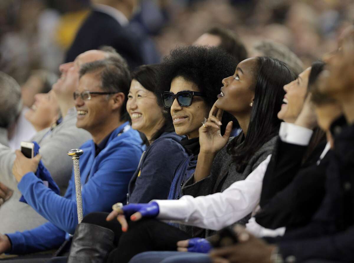 Prince makes appearance at Warriors game