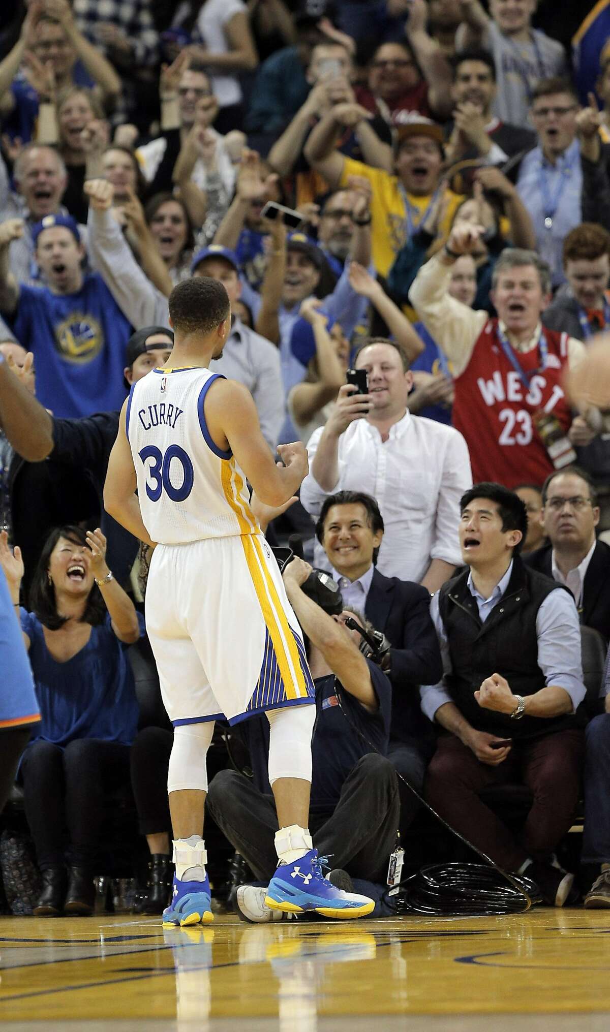 Prince makes appearance at Warriors game