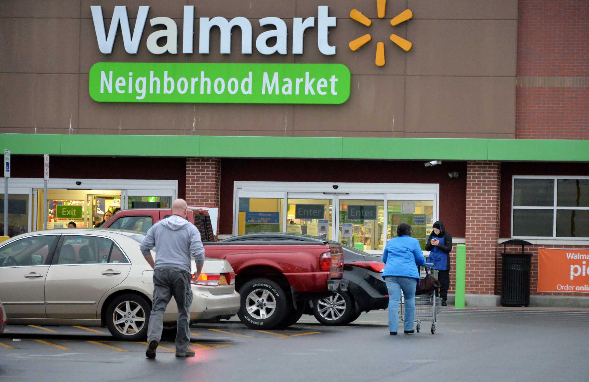 Walmart giving Capital Region workers raises