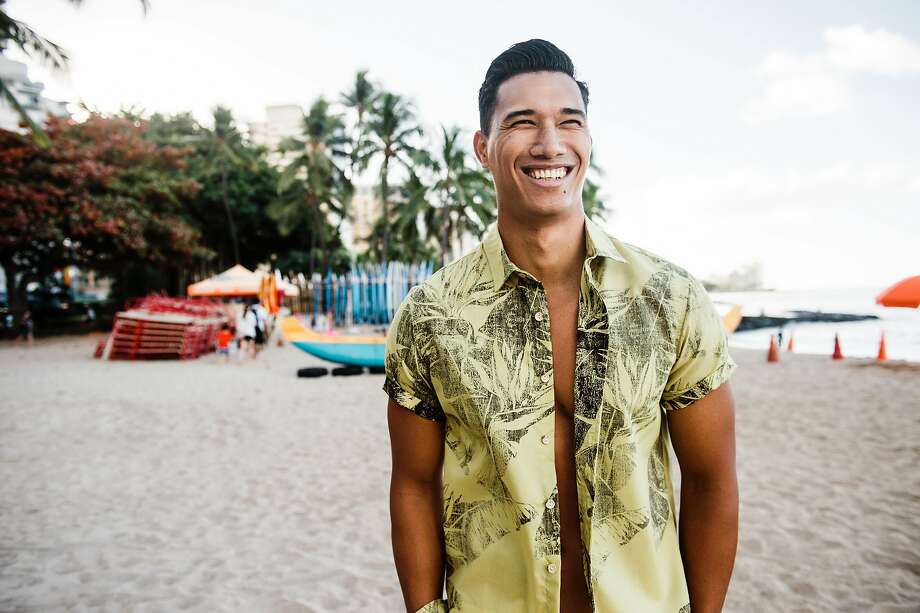 stunning modern hawaiian outfit for men
9
