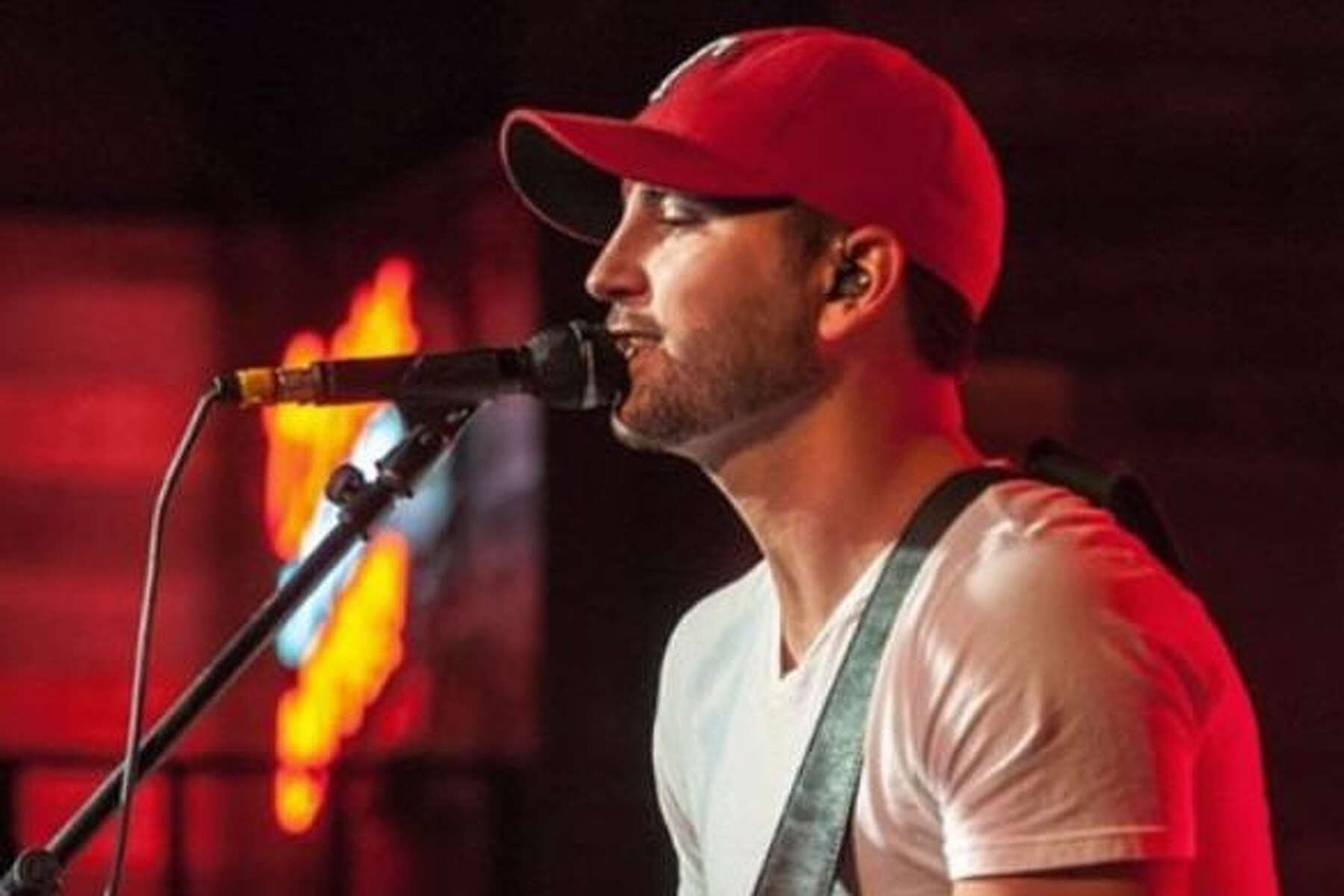 Woman apologizes to Texas musician Clayton Gardner after intentionally  coughing on him during show