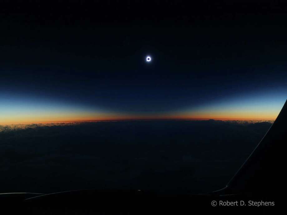 Alaska Airline shifts flight to get amazing photos of total solar ...