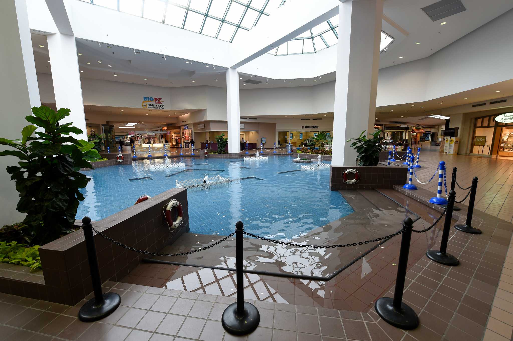 New photos Rotterdam mall adds entertainment spaces