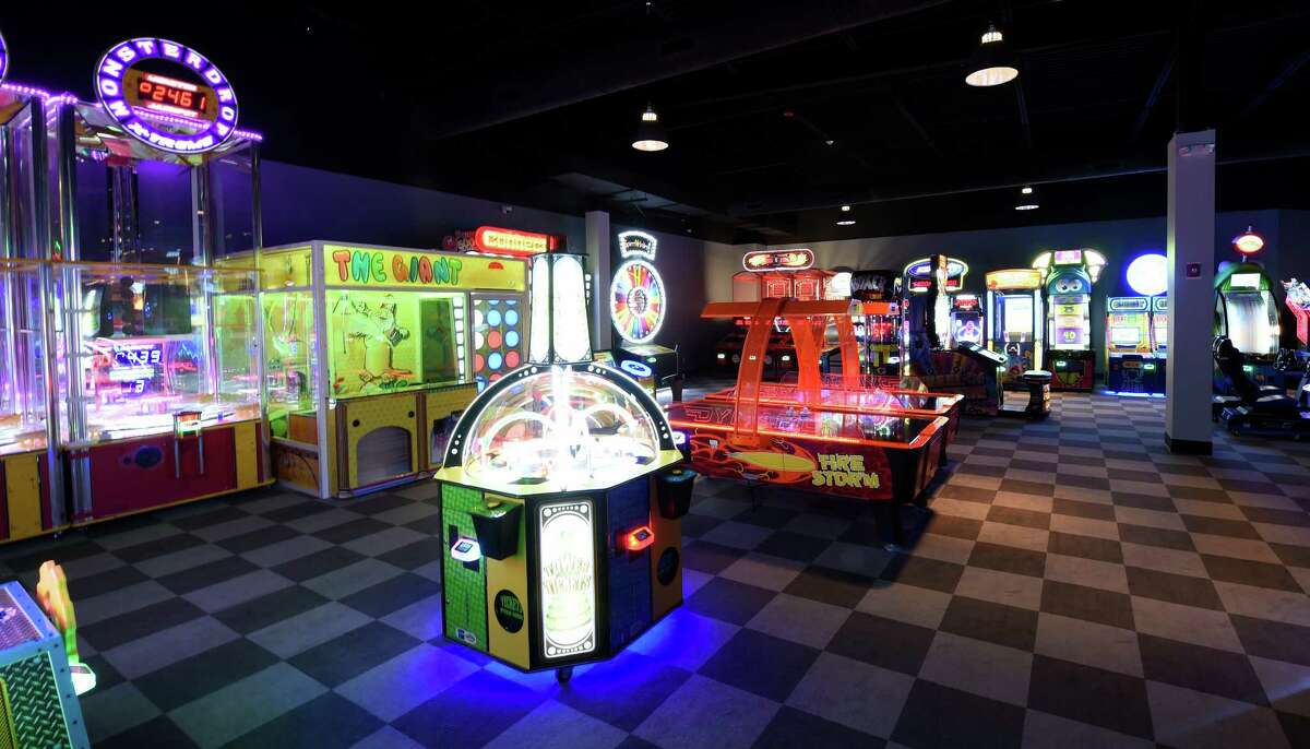 New photos Rotterdam mall adds entertainment spaces