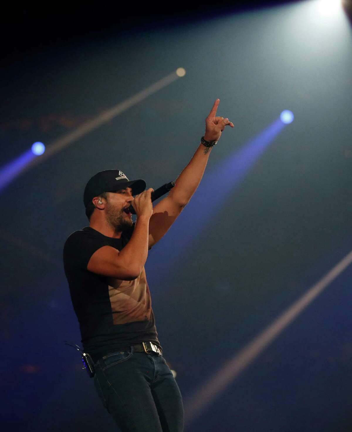 Country star Luke Bryan rules the rodeo
