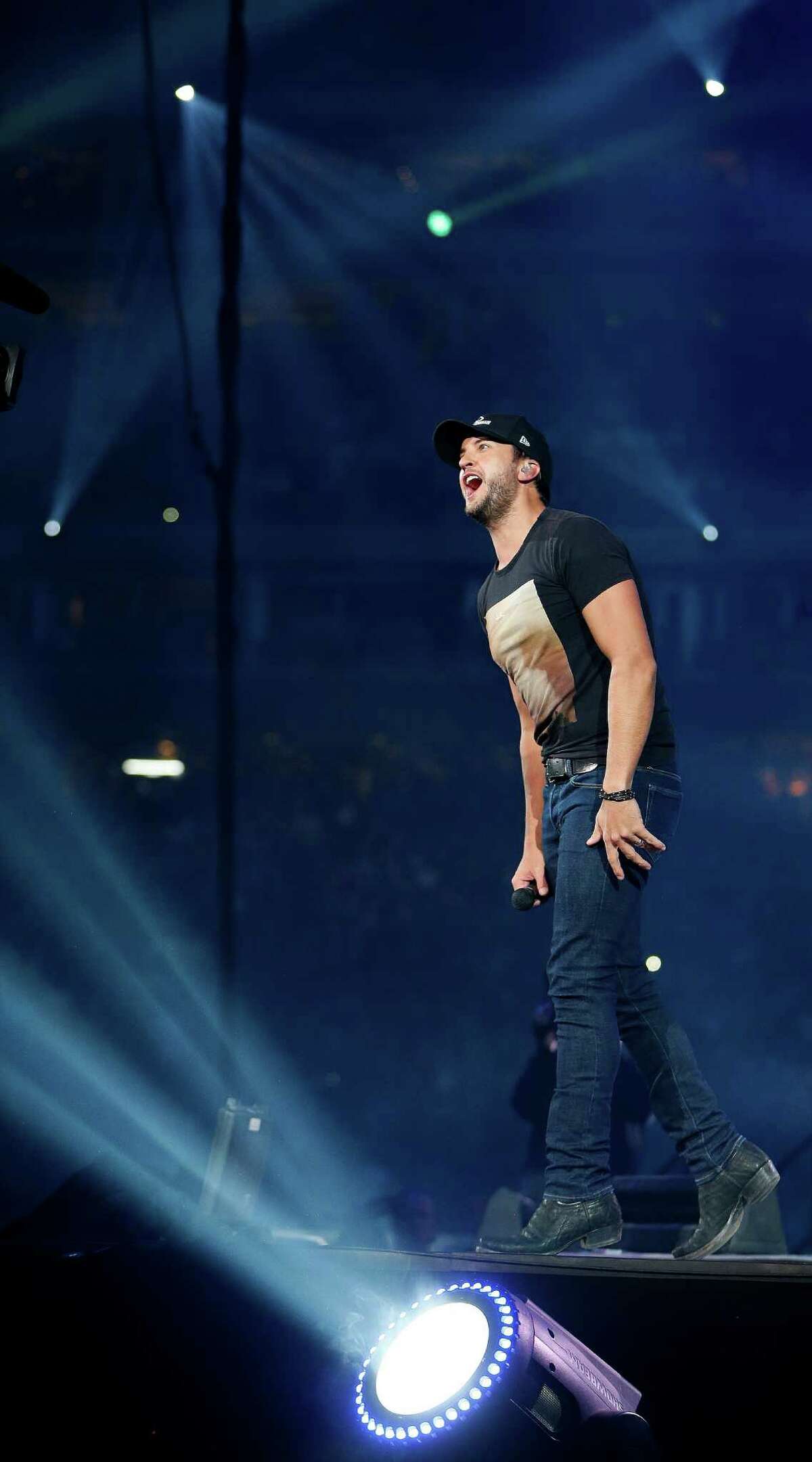 Country star Luke Bryan rules the rodeo