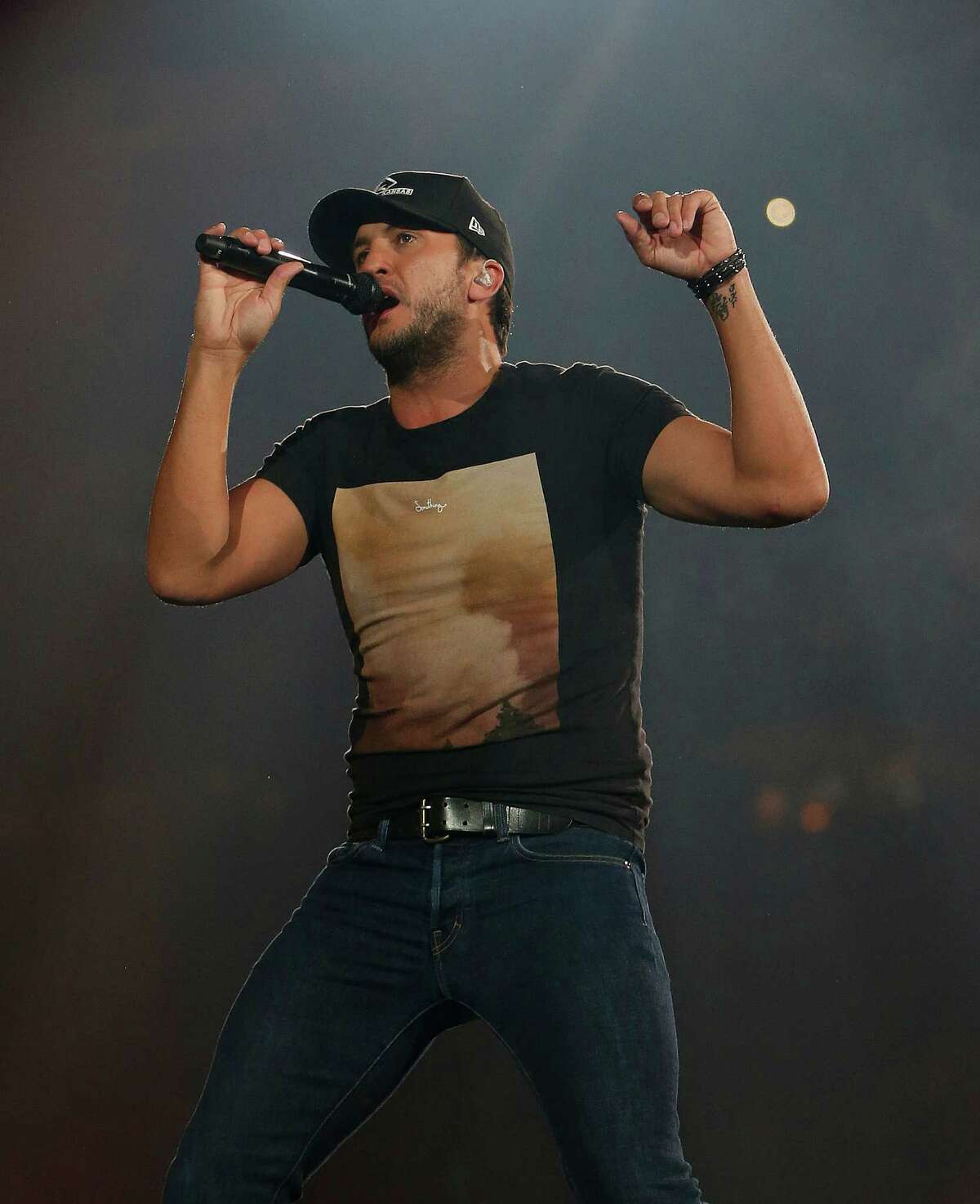 Country star Luke Bryan rules the rodeo