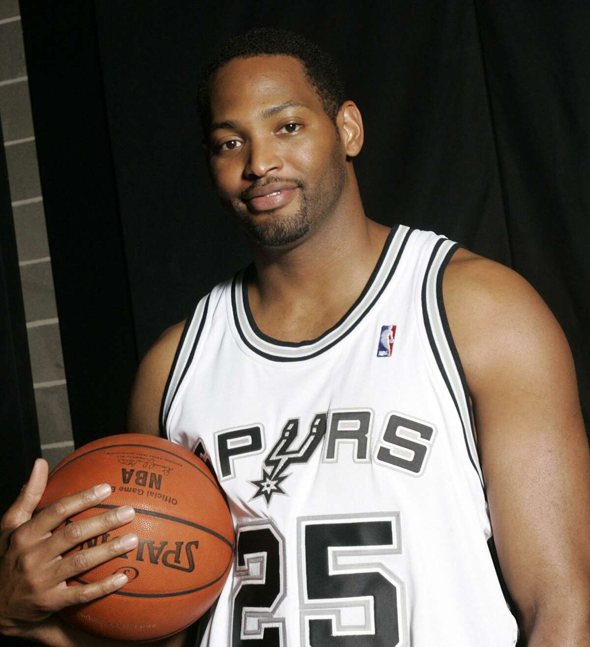 Robert Horry poses at the Spurs media day in San Antonio on Oct. 1, 2007.