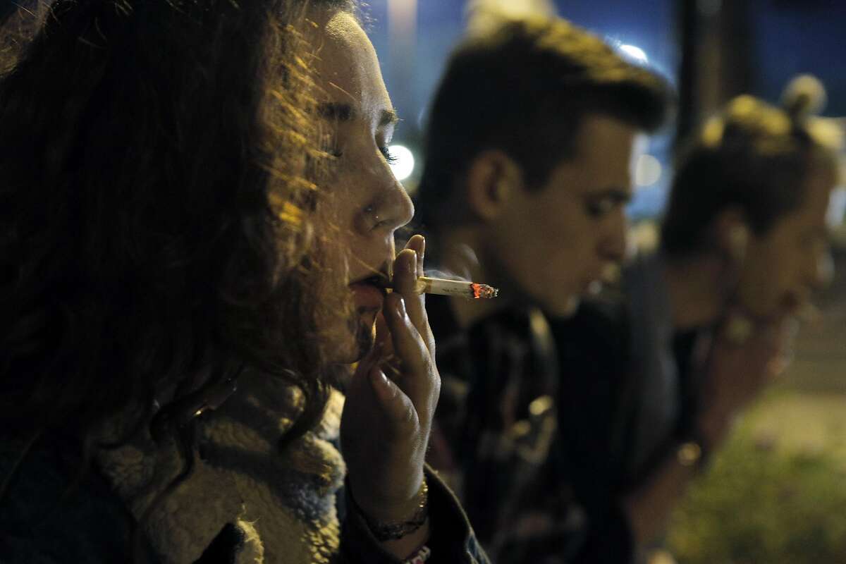San Francisco raises smoking age to 21
