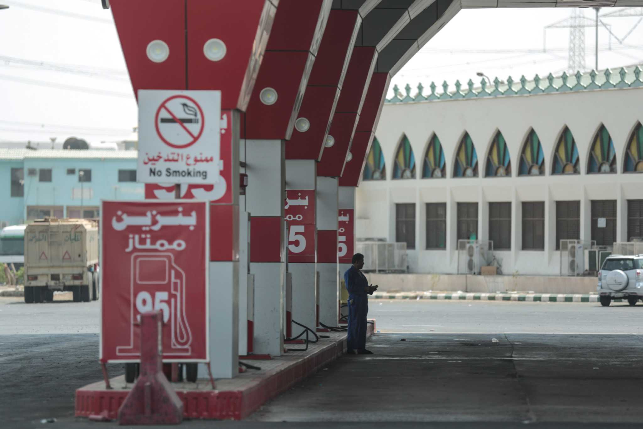 Саудовская аравия бензин. Дизайн АЗС В Саудовской Аравии. Реклама топлива в Саудовской Аравии. Цена на бензоколонках в Саудовской Аравии. Дизельное топливо из Саудовской Аравии.