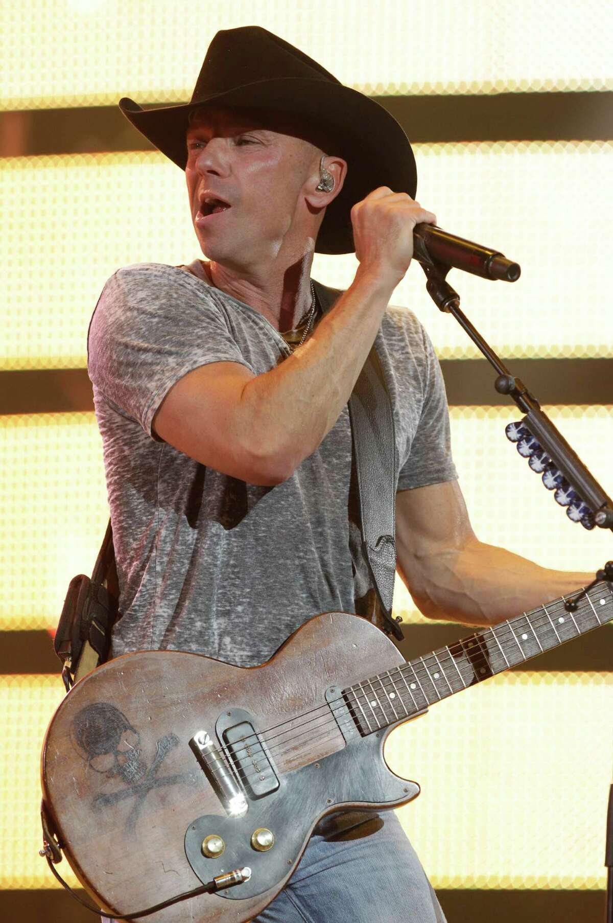 Kenny Chesney back to spread the love at the rodeo