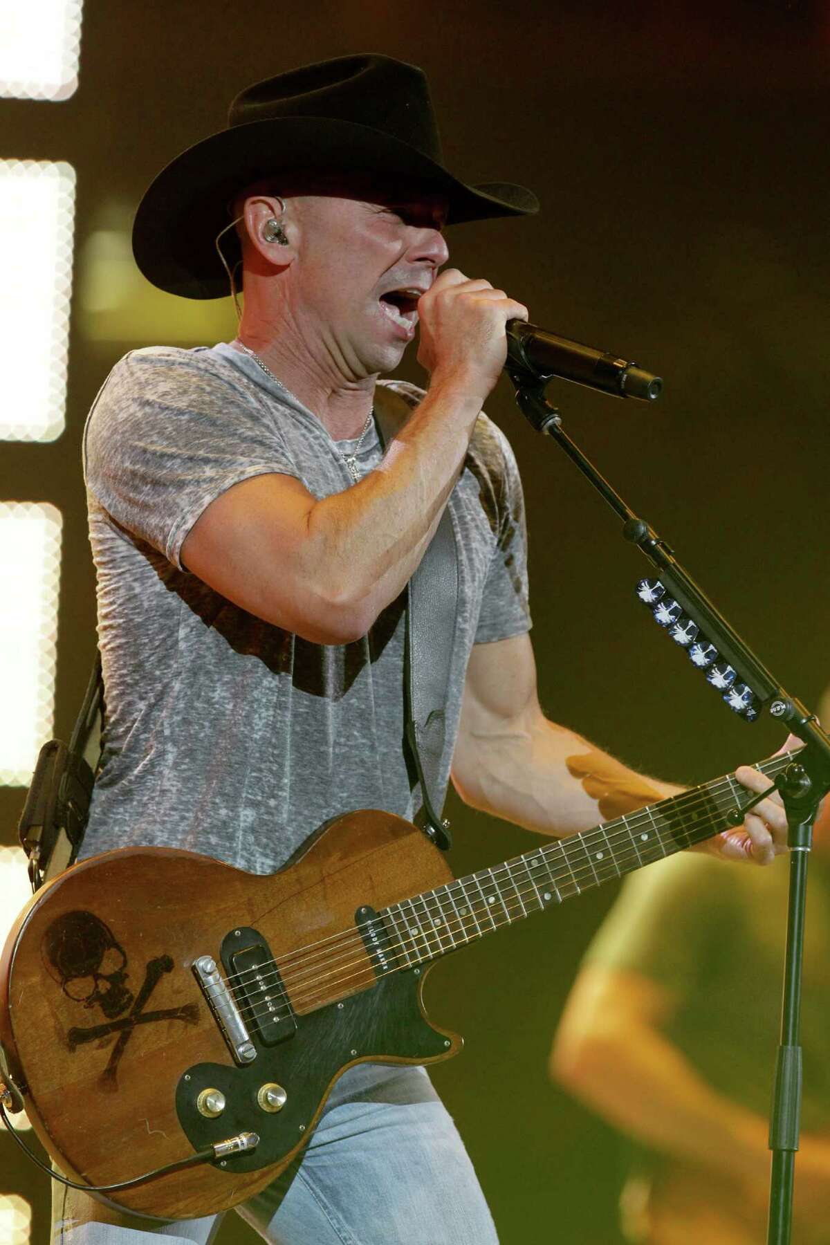 Kenny Chesney back to spread the love at the rodeo
