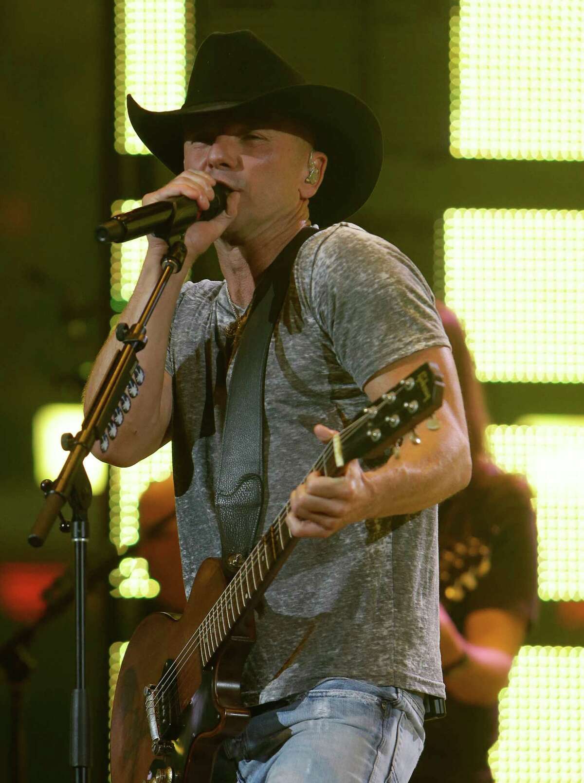 Kenny Chesney back to spread the love at the rodeo