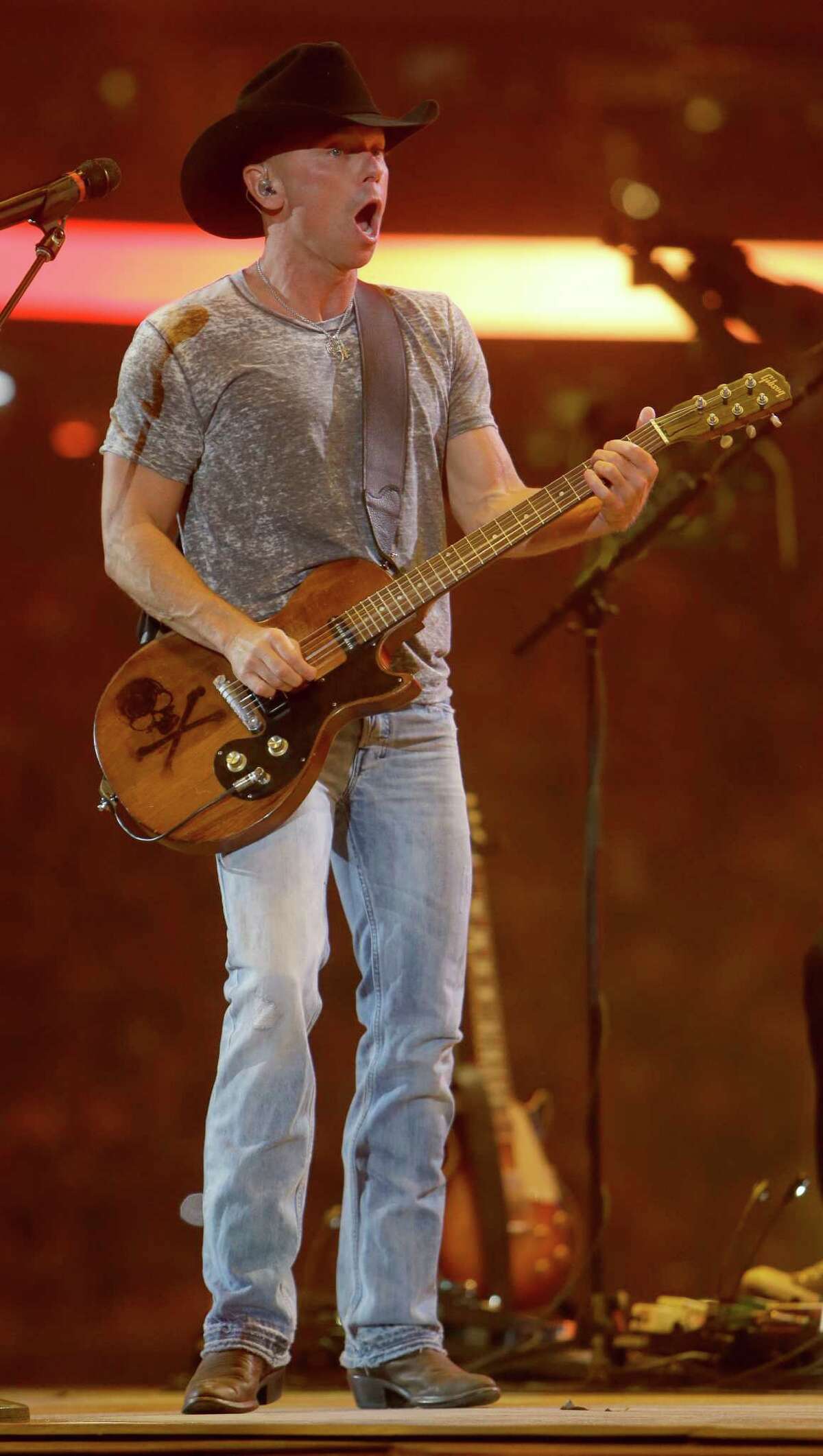 Kenny Chesney back to spread the love at the rodeo