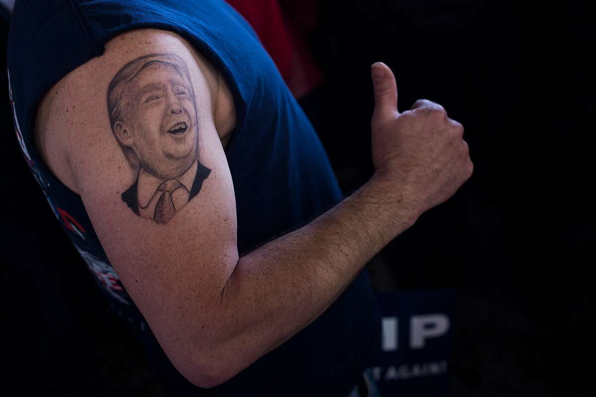 Bob Holmes, owner of the Clay Dragon Tattoo shop tattoos a portrait News  Photo - Getty Images