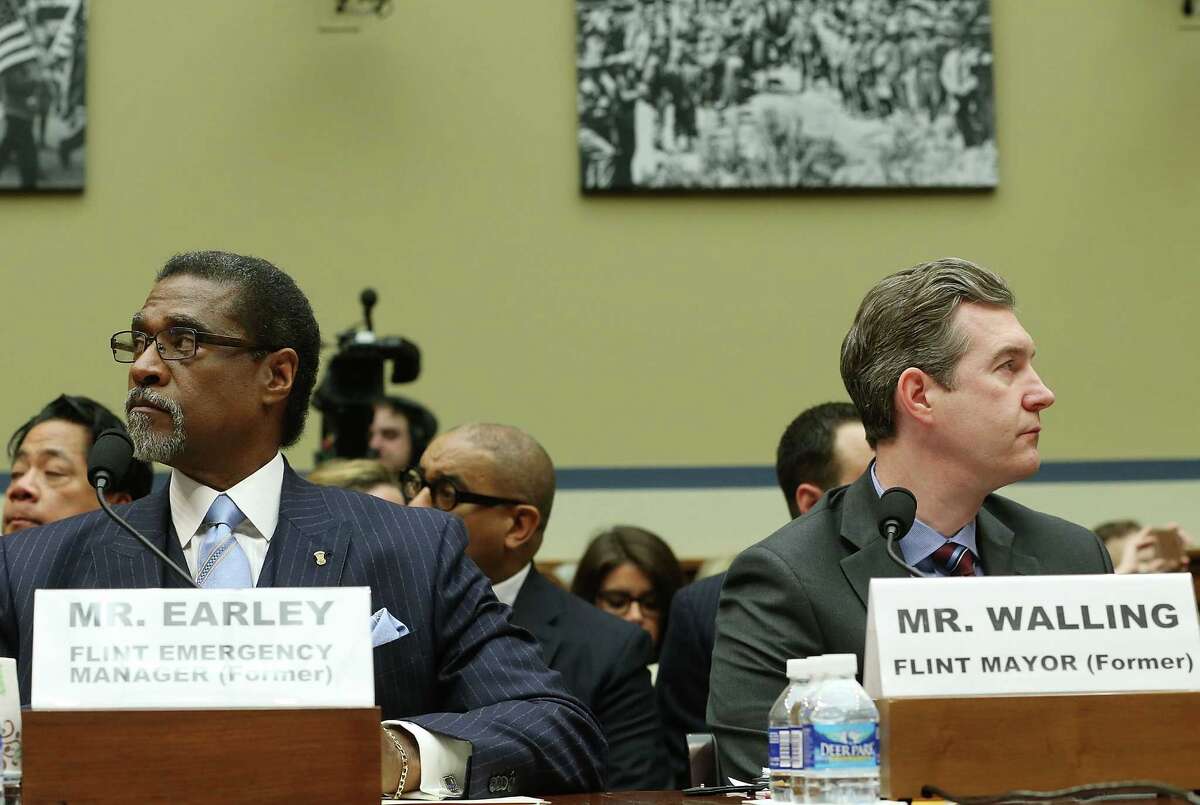 Exofficials point fingers at hearing on Flint water crisis