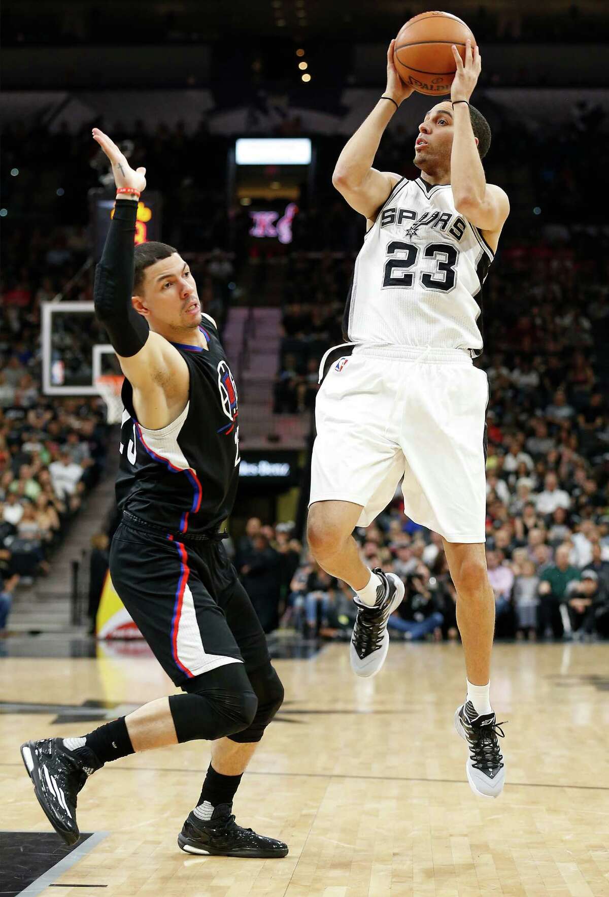 Spurs’ Kevin Martin gets fouled as he shoots against Los Angeles Clippers’ Austin Rivers at the AT&T Center on March 15, 2016.