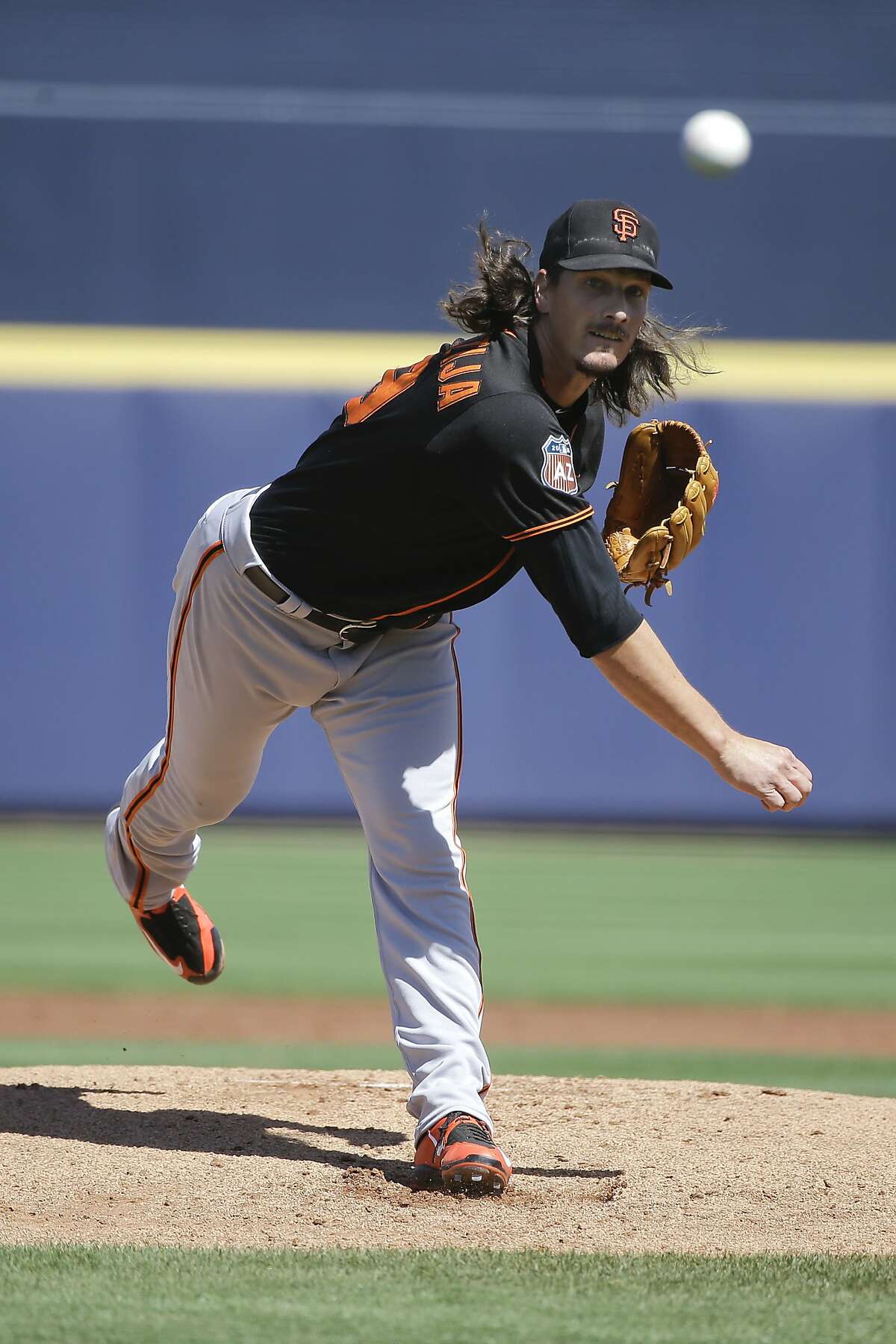 San Francisco Giants starting pitcher Jeff Samardzija throws against the Seattle Mariners during the first inning of a spring training baseball game Wednesday, March 16, 2016, in Peoria, Ariz. (AP Photo/Jae C. Hong)