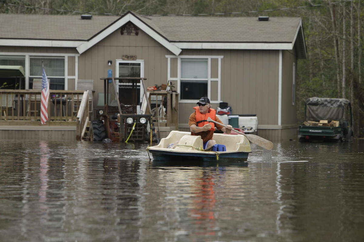 Holdouts in hardhit Deweyville wait out floodwaters