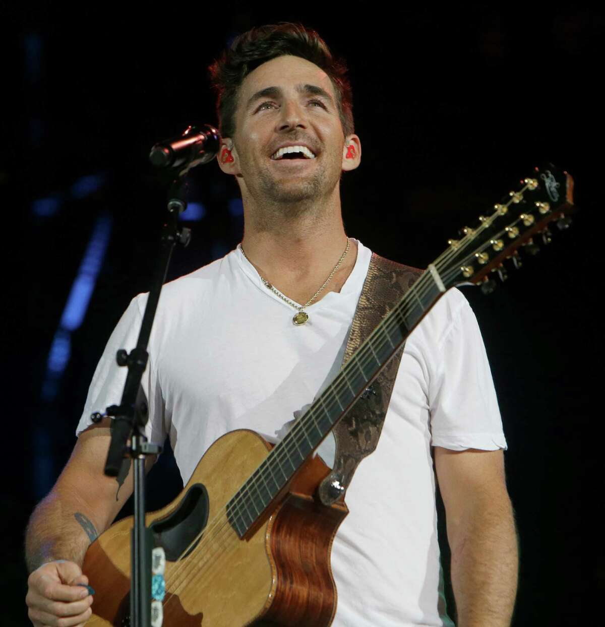 Jake Owen provides an early blast of summer at RodeoHouston