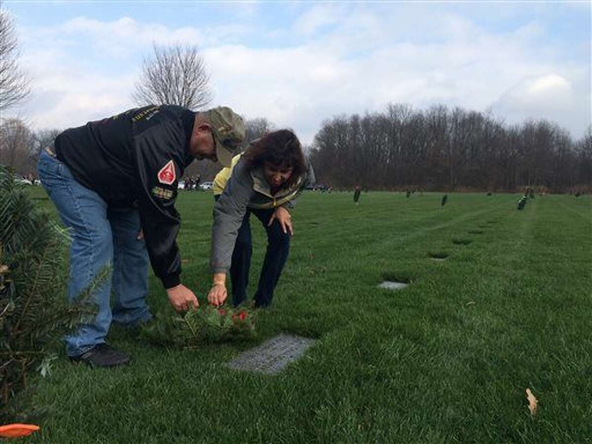 Wreaths laid on veterans' graves in Holly, other Michigan locations