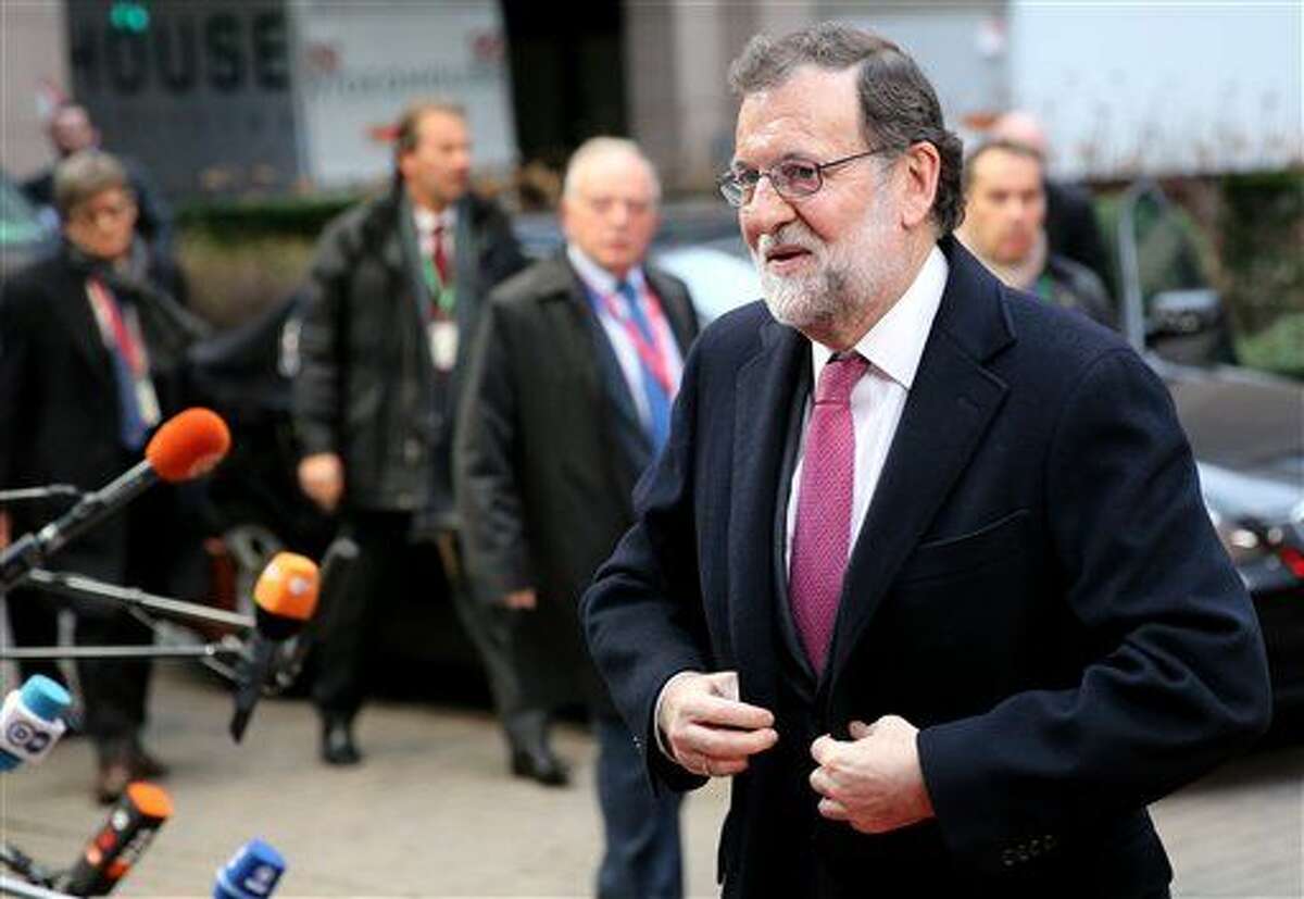 Mariano Rajoy, jefe de gobierno de España, llega a una reunión en el edificio del Consejo de La Unión Europea, el jueves 18 de febrero de 2016, en Bruselas, Bélgica. (Foto AP/Francois Walschaerts)