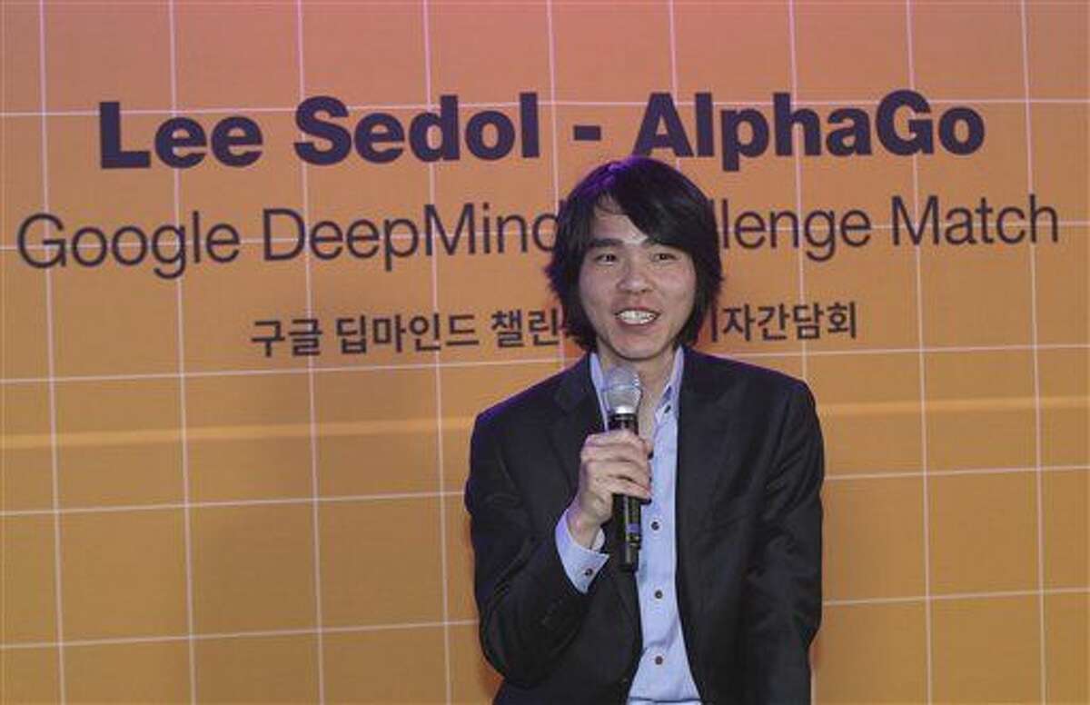El surcoreano Lee Sedol, campeón mundial del antiguo juego chino del go, habla en una conferencia de prensa en Seúl, Corea del Sur, el 22 de febrero del 2016. Lee pronosticó que vencerá el mes próximo al programa de computadora AlphaGo, de Google, aunque no está seguro de prevalecer si vuelve a jugar un año más adelante. (AP Foto/Ahn Young-joon)