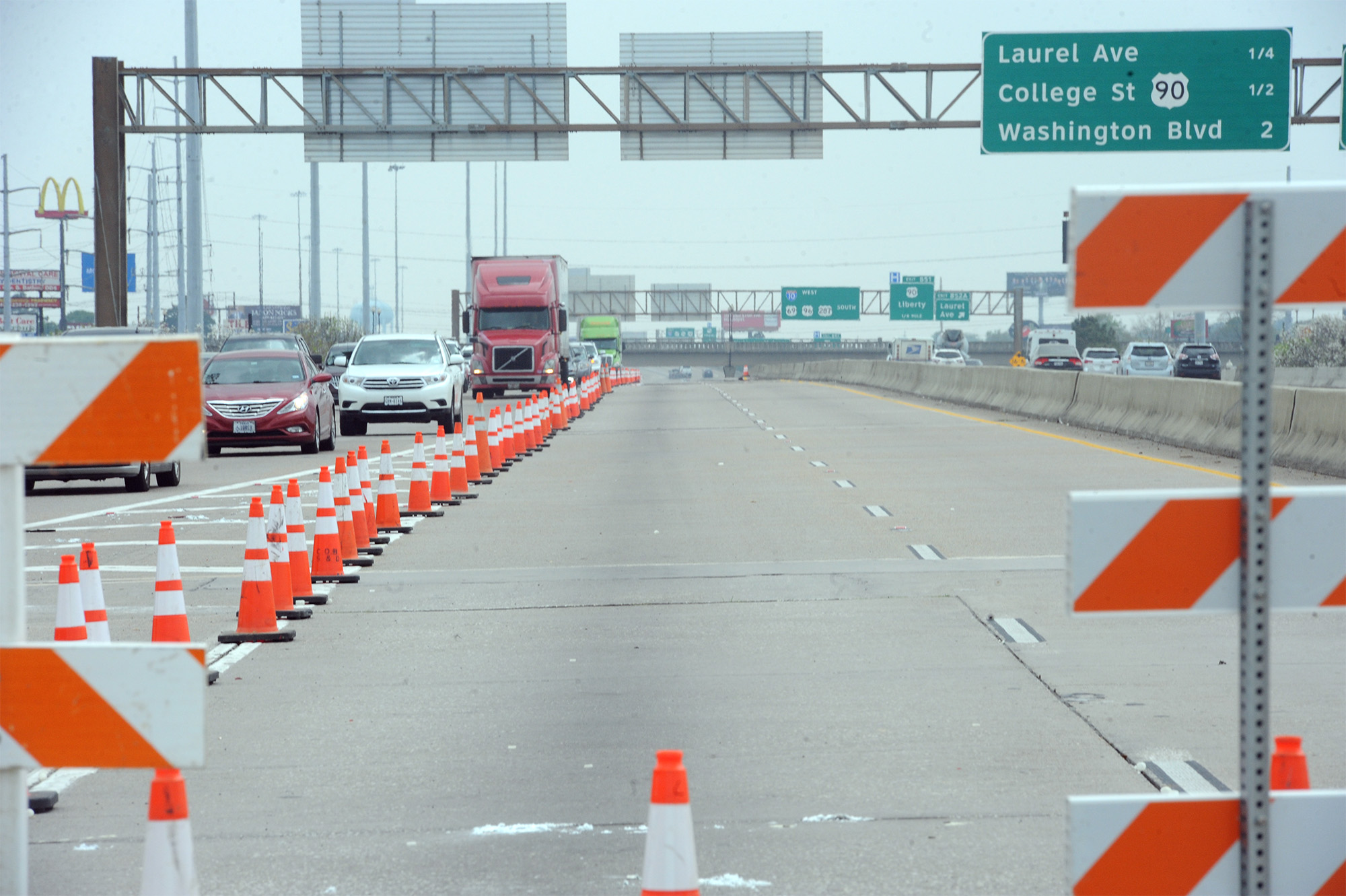 Floodwaters keep I10 closed at TexasLouisiana line