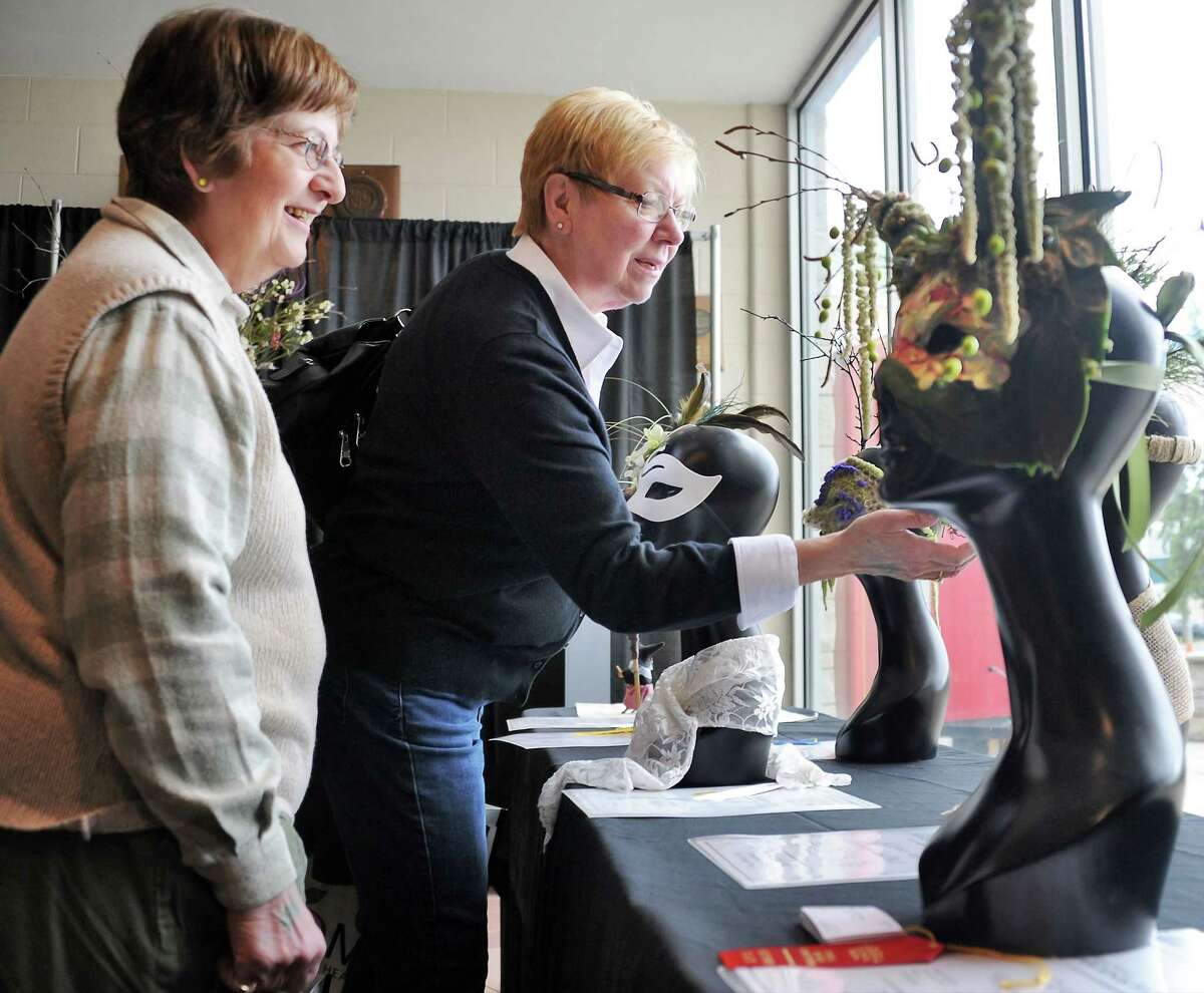 Flower show offers peek at spring
